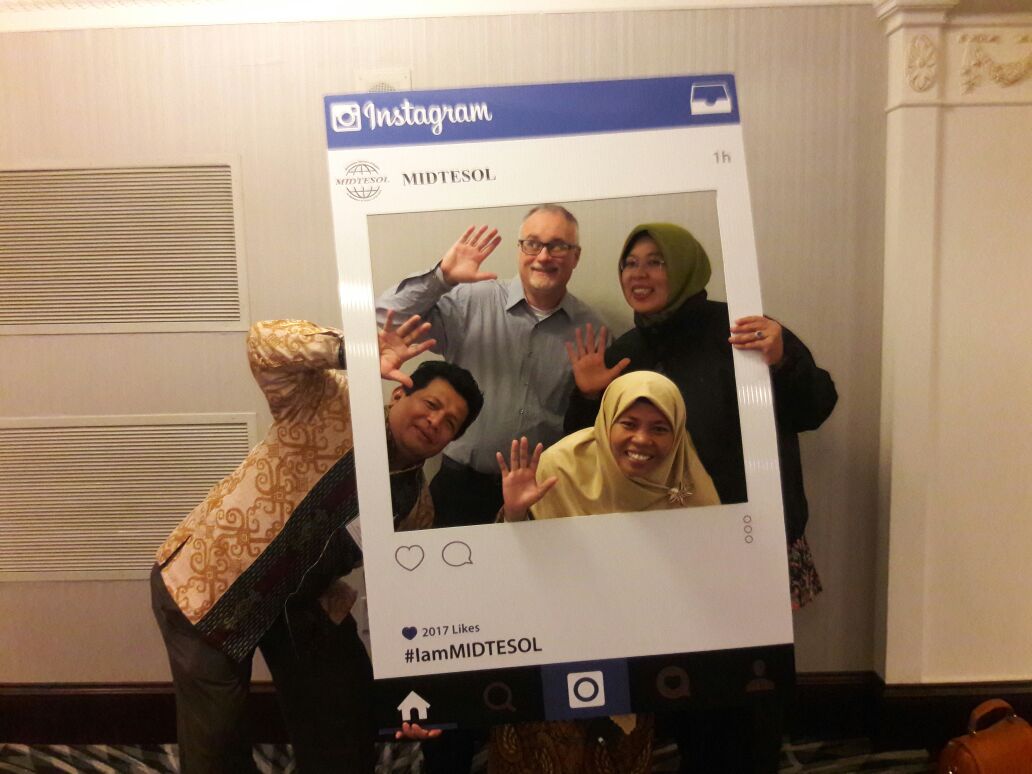 Tim UPT Bahasa Untan bersama Cary Chappel